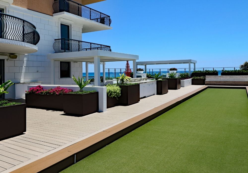 artificial-grass-benefit-perfect-for-holiday-homes-rentals
